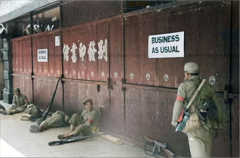 这张由美国战地记者哈里森·福尔曼拍摄的照片，定格了1949年5月上海解放初期，南