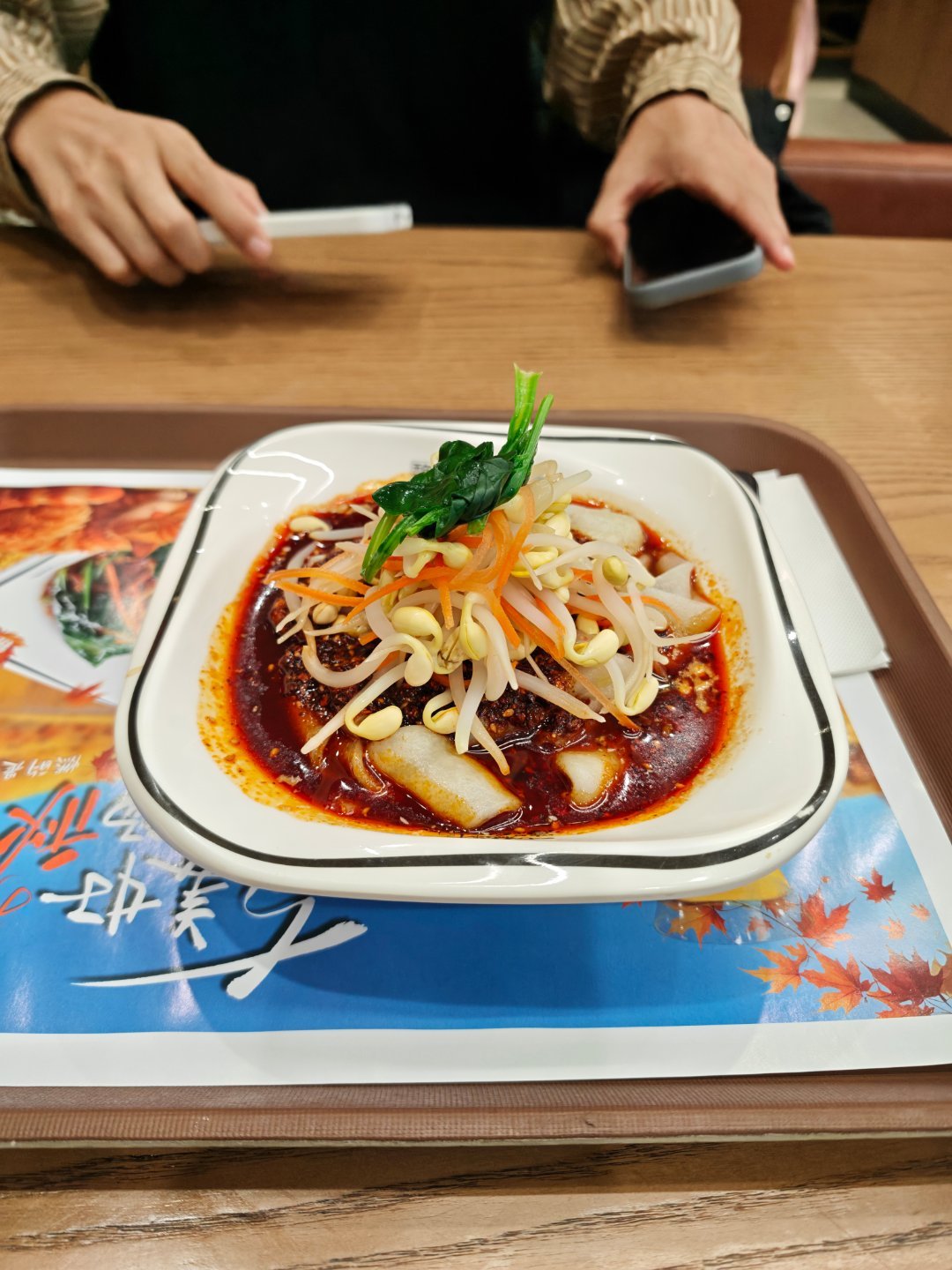 到西安，一定要吃魏家凉皮，很有特色。汉堡性价比超级高 ​​​