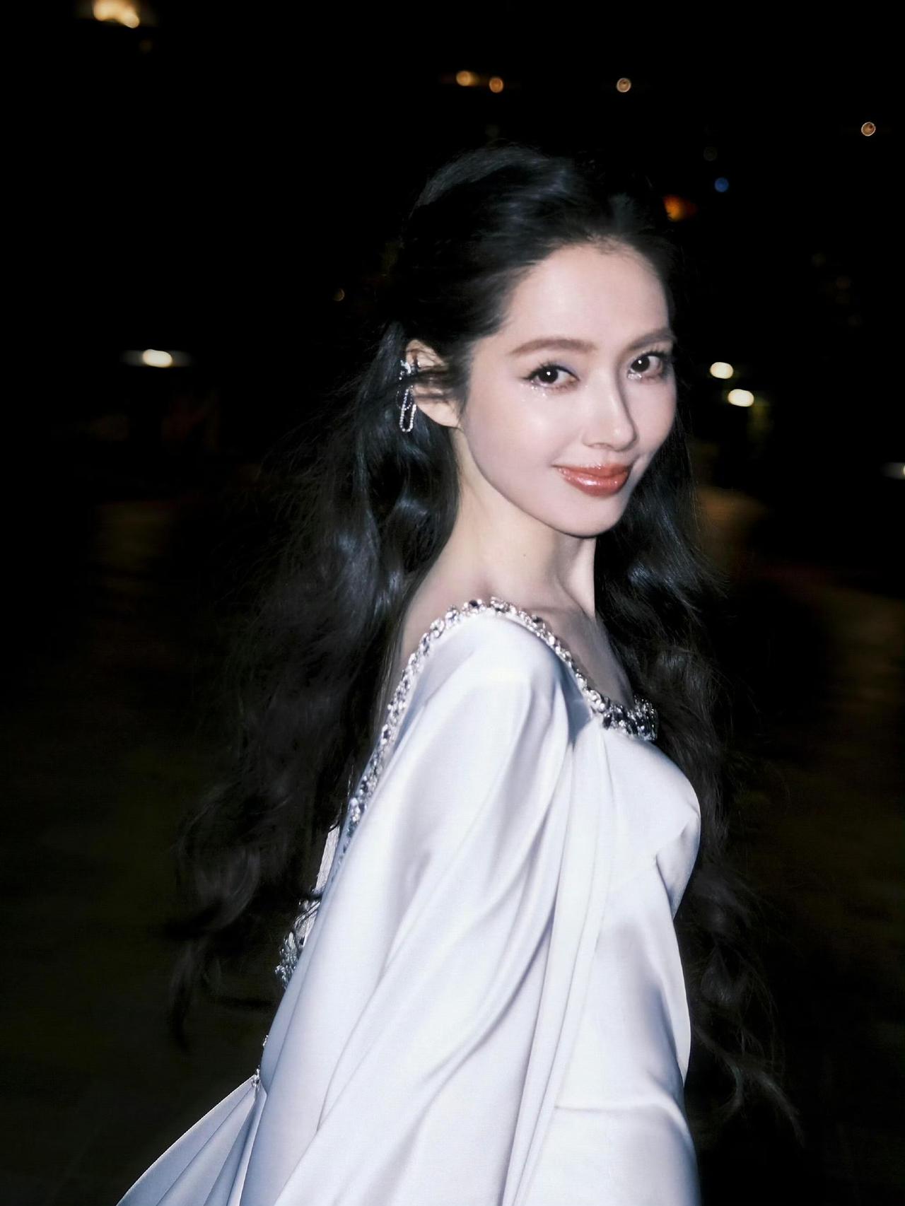 从郭碧婷的采访中可以窥见和向佐的真实夫妻关系，可以不联系她，但不可以不联系孩子！