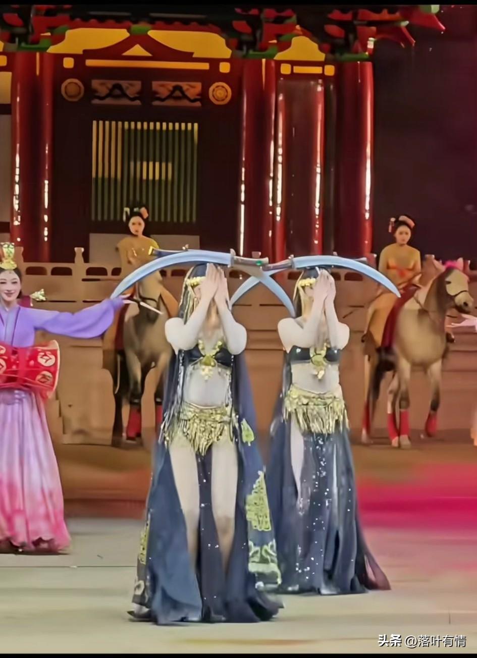 琅琊古城的文艺演出，
吸引了很多游客观看，
很多男游客更是停留不走，

都是为了