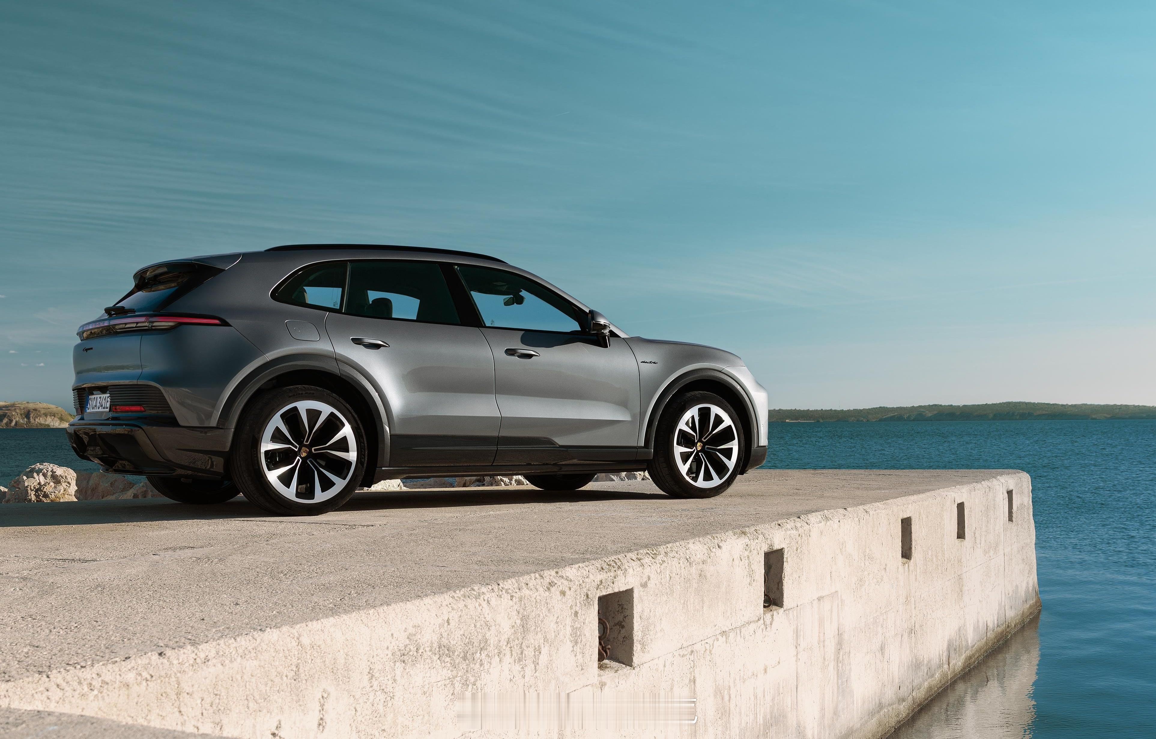 实车应该比较威武这车不能光看照片，尤其是绿色 国内SUV很少设计成后轮翼子板很突