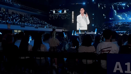 毛不易歌迷年龄跨度这么大么 看完毛不易演唱会才知道什么叫“老少皆宜”！左边大爷说