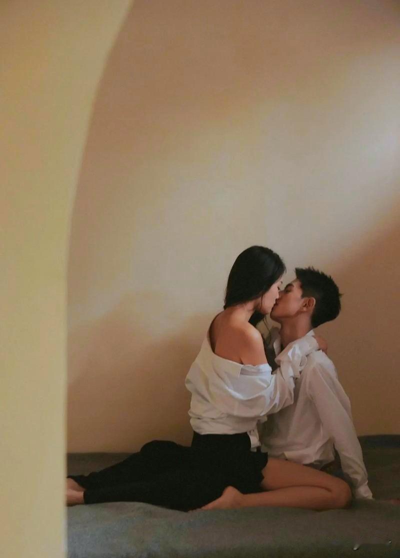 为什么男人天生痴迷依恋女人的乳房？为什么男人天生
痴迷依恋女人的乳房，
总忍不住
