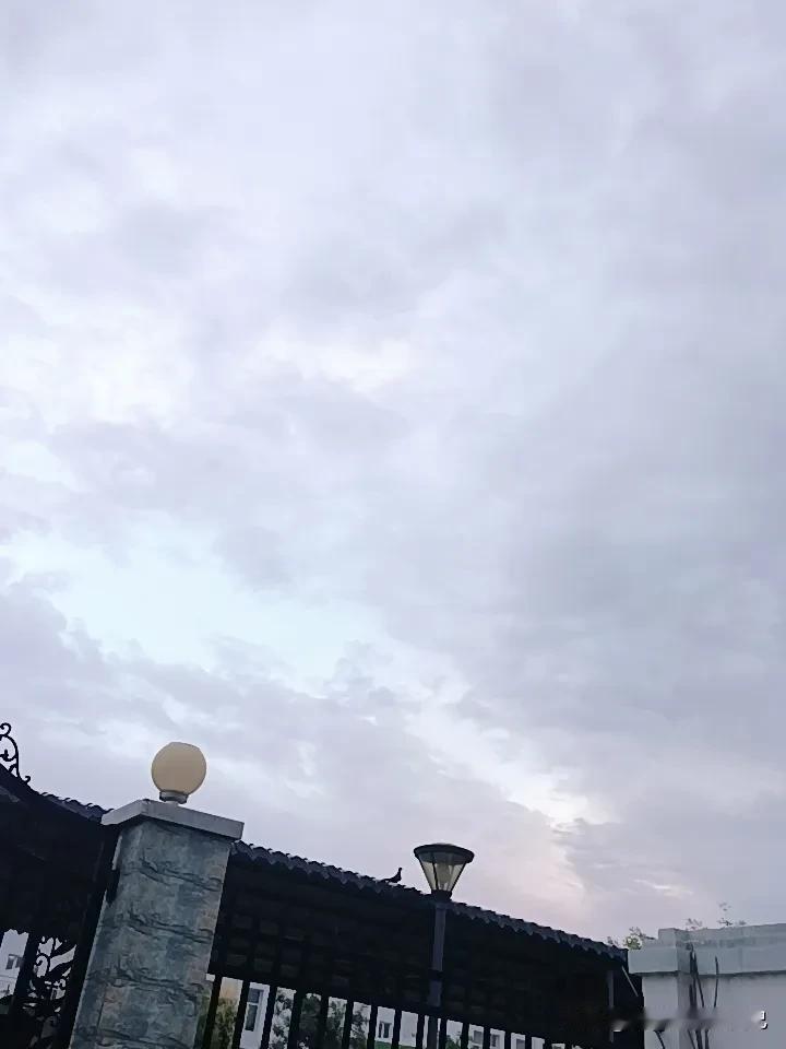 秋季傍晚时分的天空，多云⛅，坐在门口的台阶上凉快一会……
