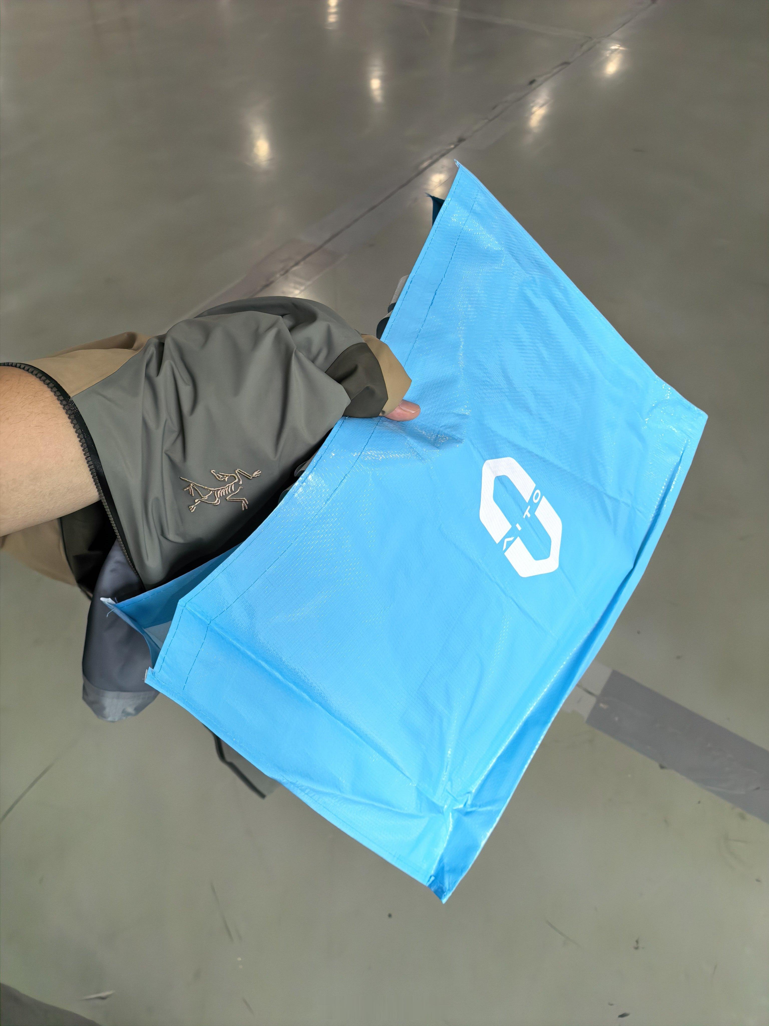 拿了一路的外套，太热了，所幸成功被问界的袋子拯救！ 