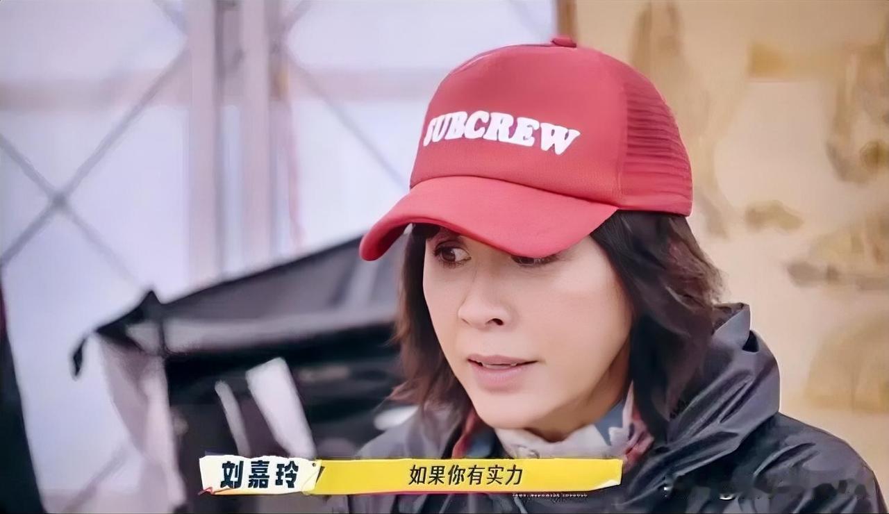 刘嘉玲在活动现场听闻柯淳不谈恋爱后，瞬间瞪大双眼，满脸写着震惊。她或许觉得柯淳外