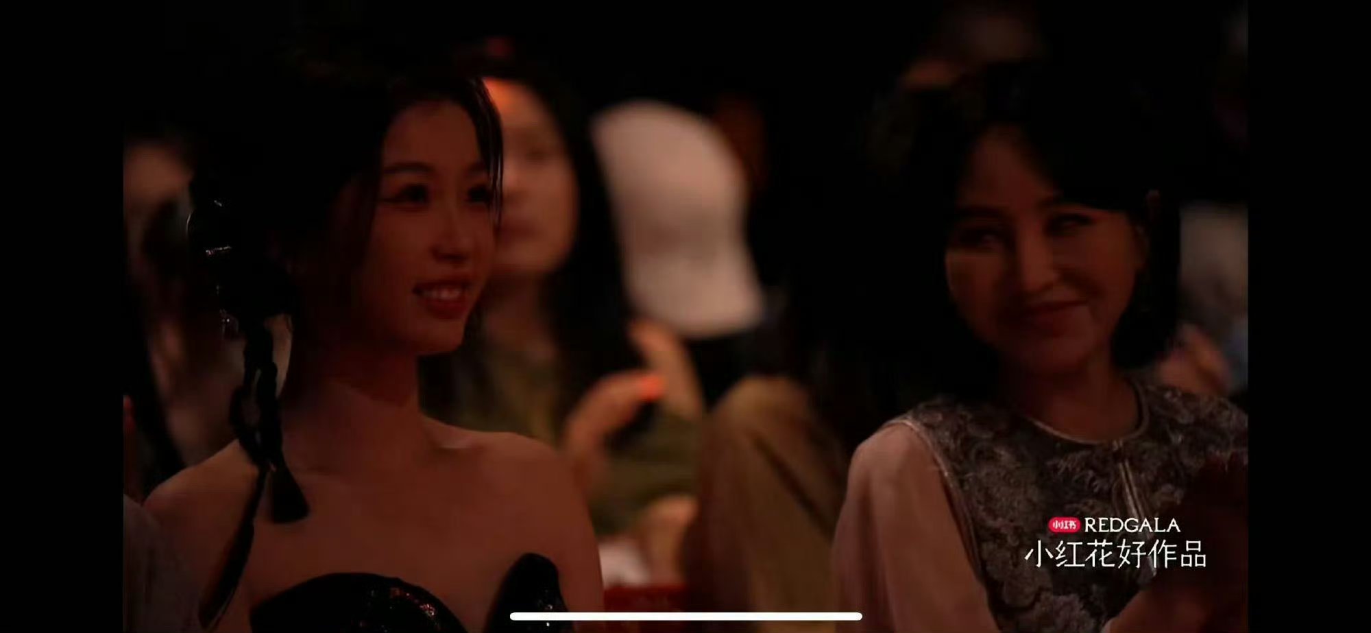 虞书欣红薯redgala座位 坐在第一排中间 