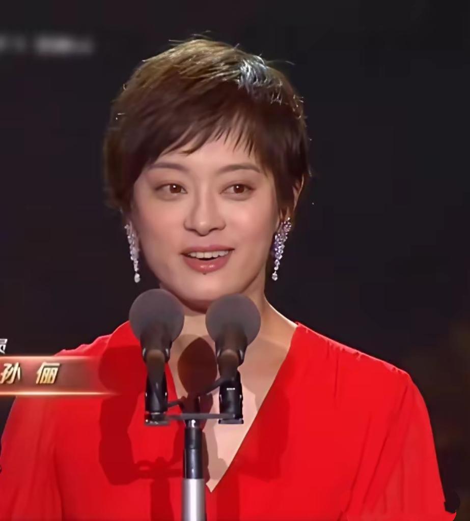 瞧何润东看孙俪那眼神，

邓超怕是都想偷偷捏紧拳头了！

得不到的永远在骚动，这