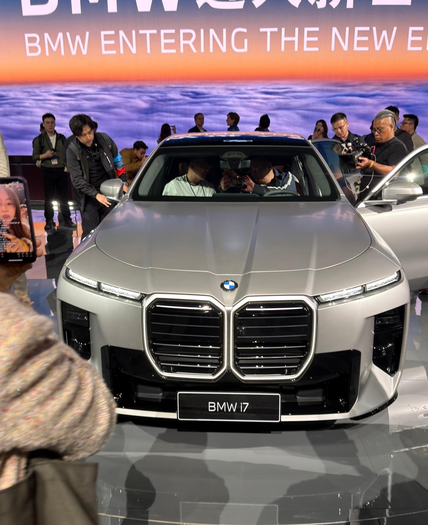 其它车型不说单说这个 i7 还是很好看的而且基于我对老款车的了解新款驾驶乘坐感受