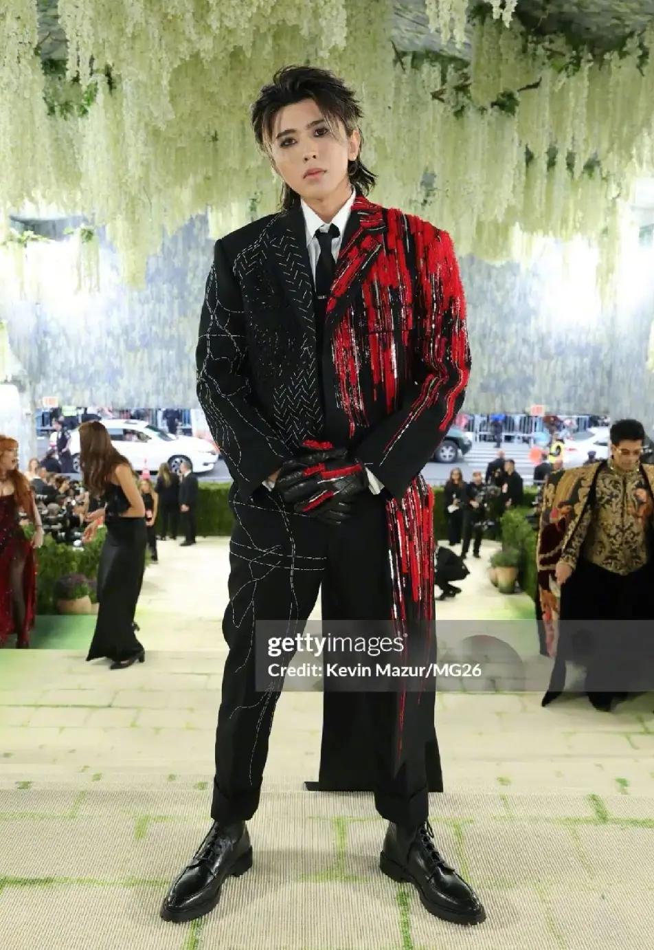 蔡徐坤这造型师可以辞了，衣服不好看也就算了，妆造也搞这么难看，一个大男人画个烟熏
