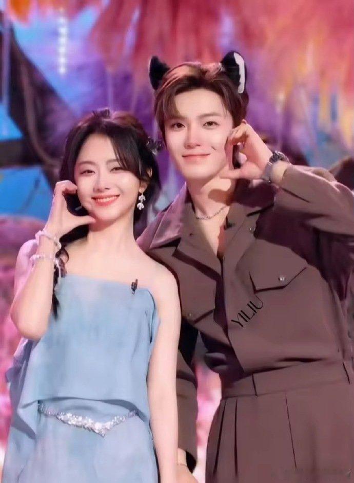 谭松韵侯明昊双人拍立得好甜你好星期六谁还没磕到谭松韵侯明昊！好六的双人拍立得，甜