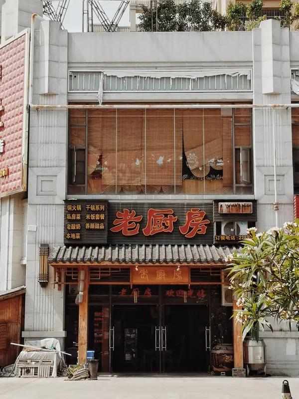 所谓“内卷变外卷”，本质是打破原有赛道边界，将餐饮业的场地、客流优势转化为零售业