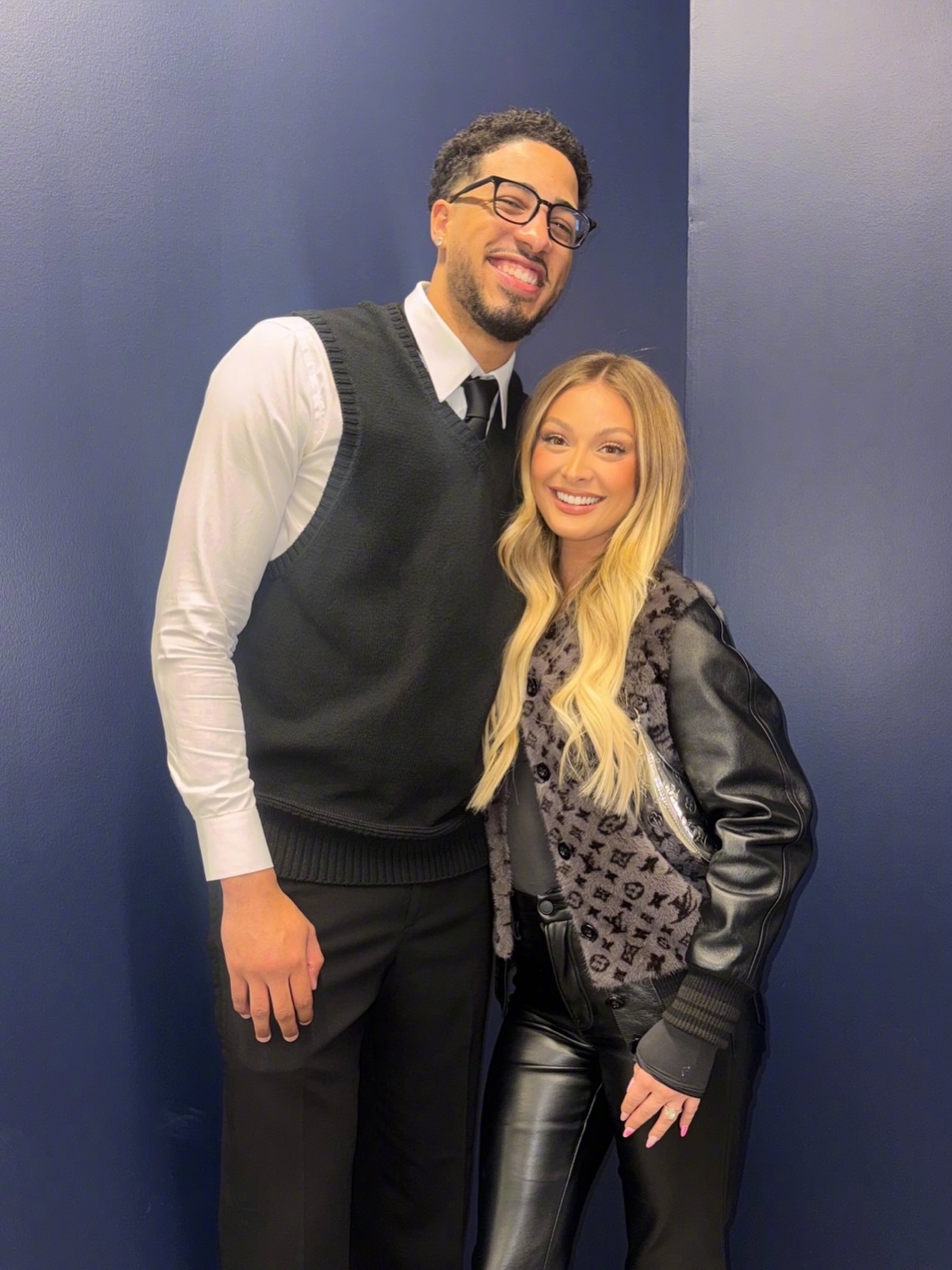 哈利伯顿未婚妻Jade Jones庆祝两人相恋七周年：“七年了，并且还在持续增加