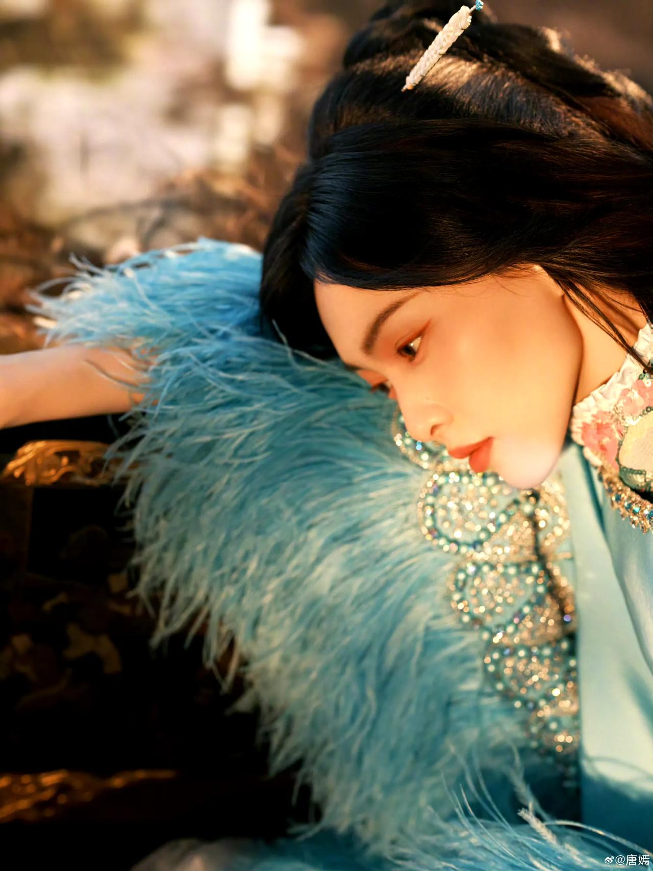 唐嫣高定look美出新高度了，秋冬高定蓝色披风她宛如庭院中的温婉佳人，既展现了高