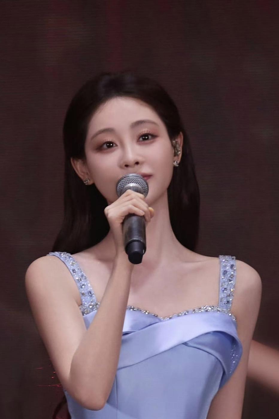 舞台上一袭蓝紫色吊带裙的祝绪丹，宛如从童话中走来的公主。裙身的光泽与吊带处的钻饰