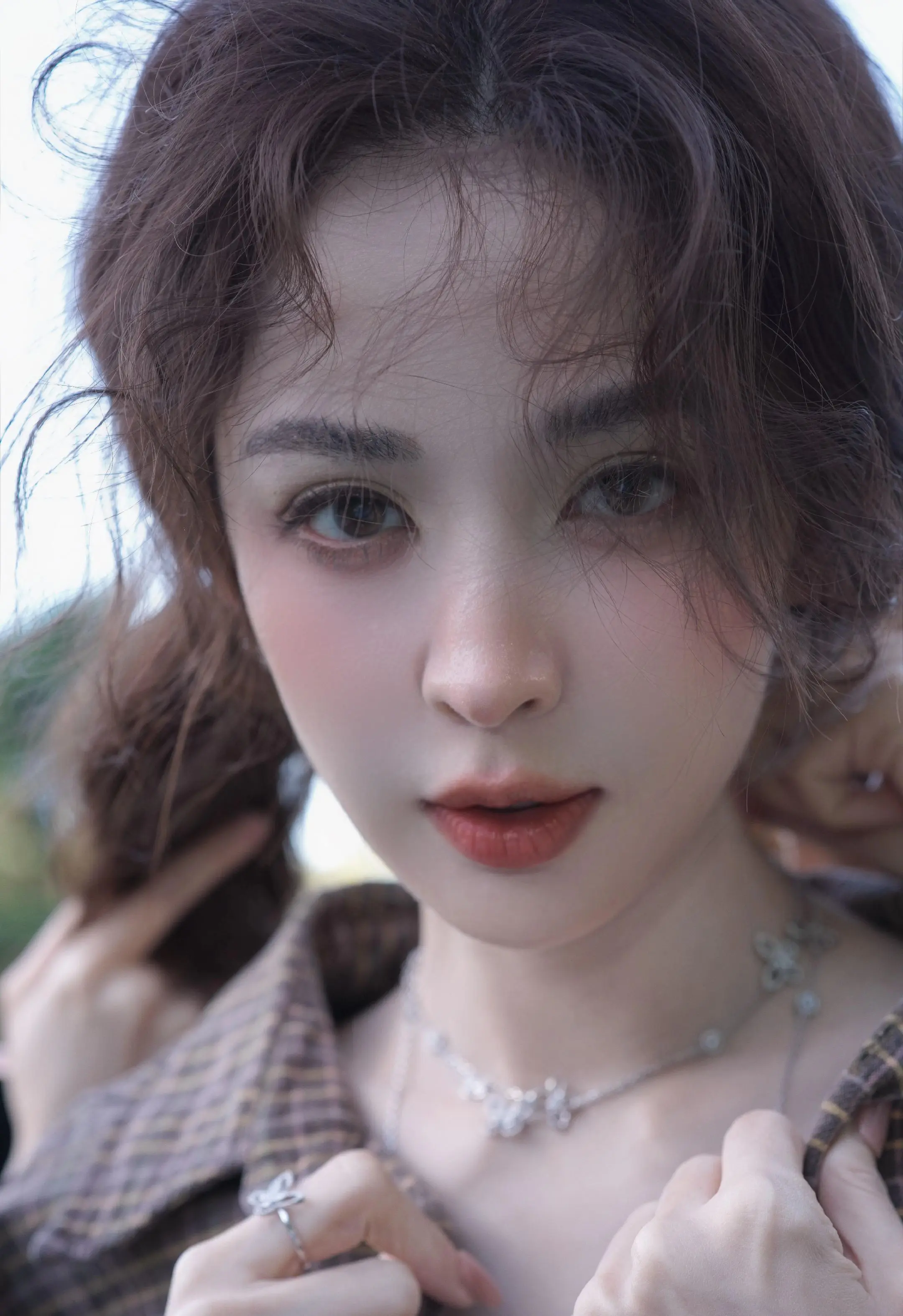 此女已经权威到把路人都炸出来买杂志的程度。