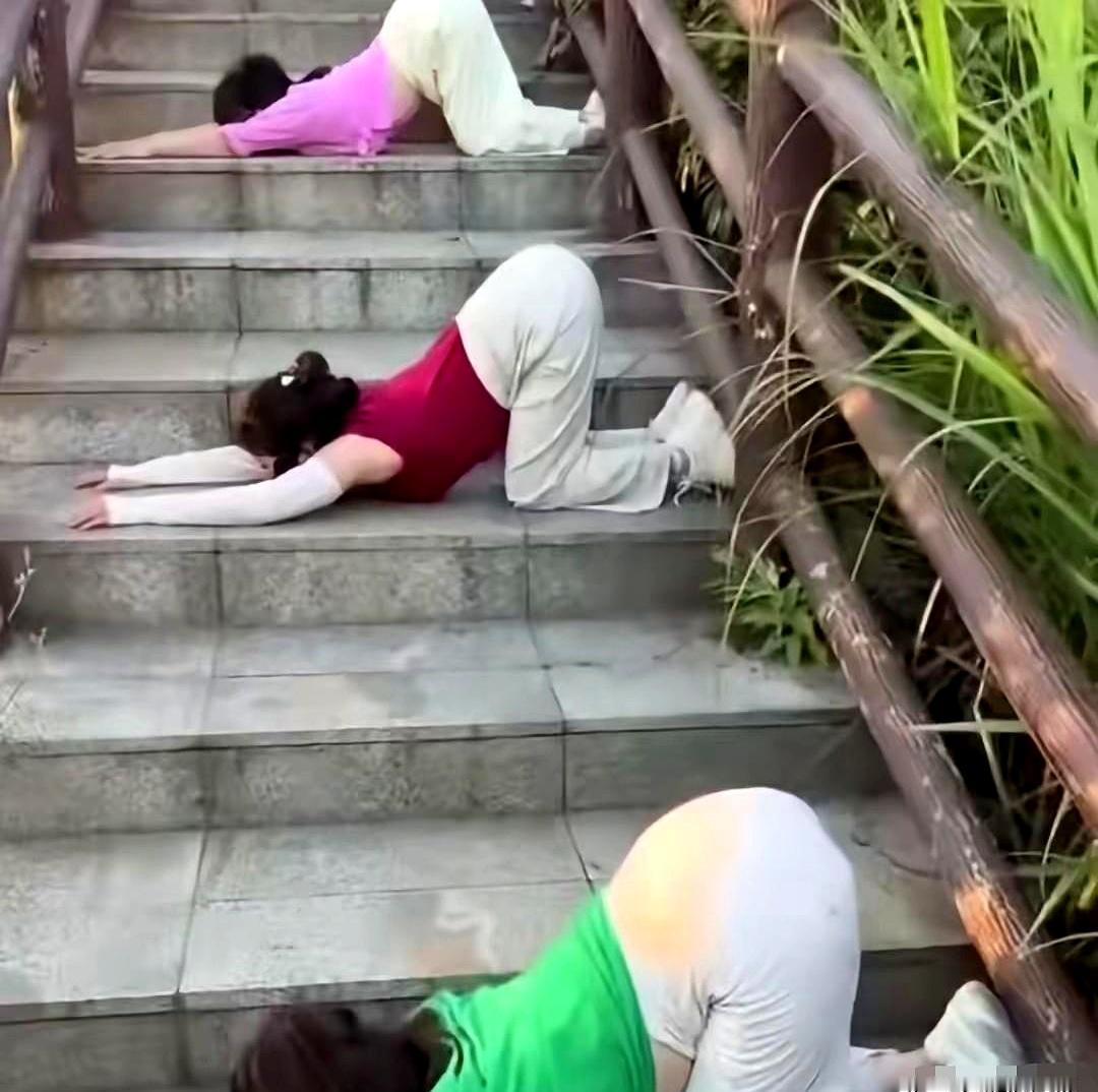 见过堵车堵门的，你敢信周末去爬个山，还能在半山腰遇上“人工封路”的吗？
只见前面