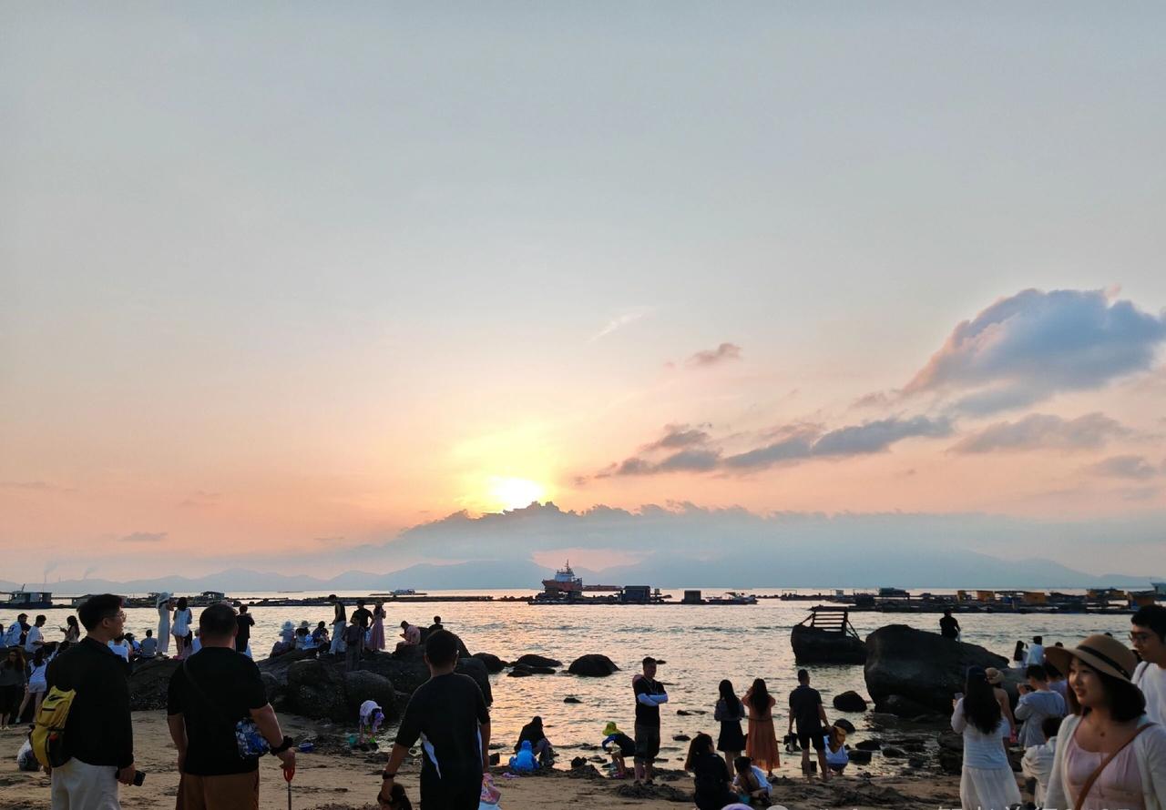 海风是咸的，日出是甜的，而那一刻的等待，是值得的，一如我真诚的祝福与问候。

当