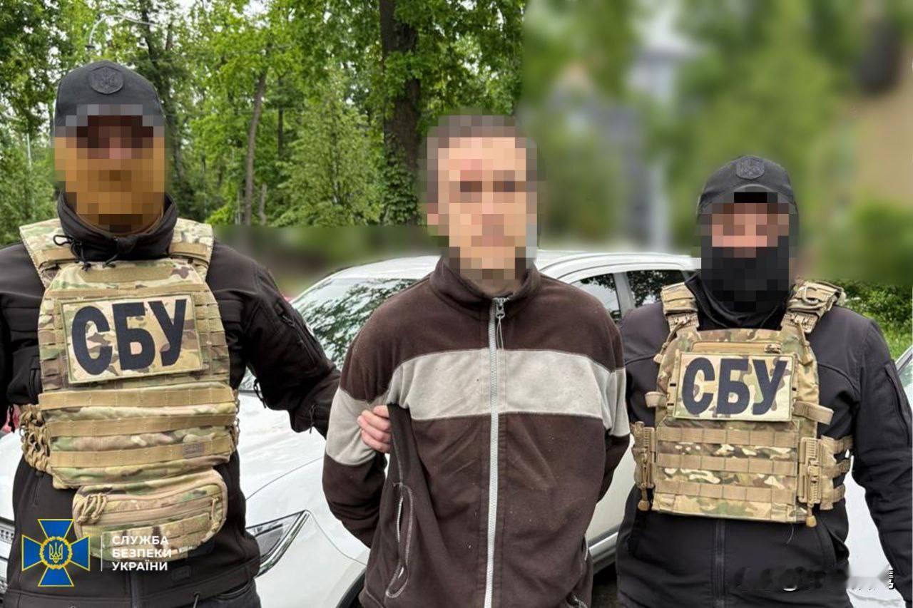 乌克兰安全局逮捕了一名协助俄罗斯对基辅空袭的叛徒。他将因叛国罪面临终身监禁。