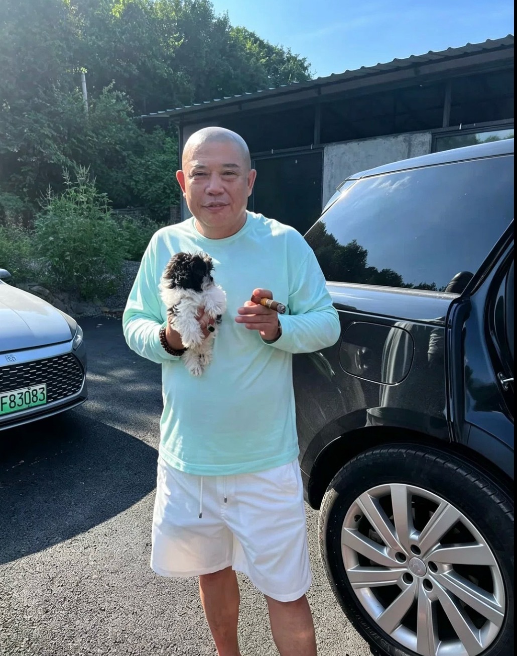 驴爸以狗喻人：我以真心渡旁人，旁人以恶语伤我。狗不会背信弃义，人却容易忘恩负义。