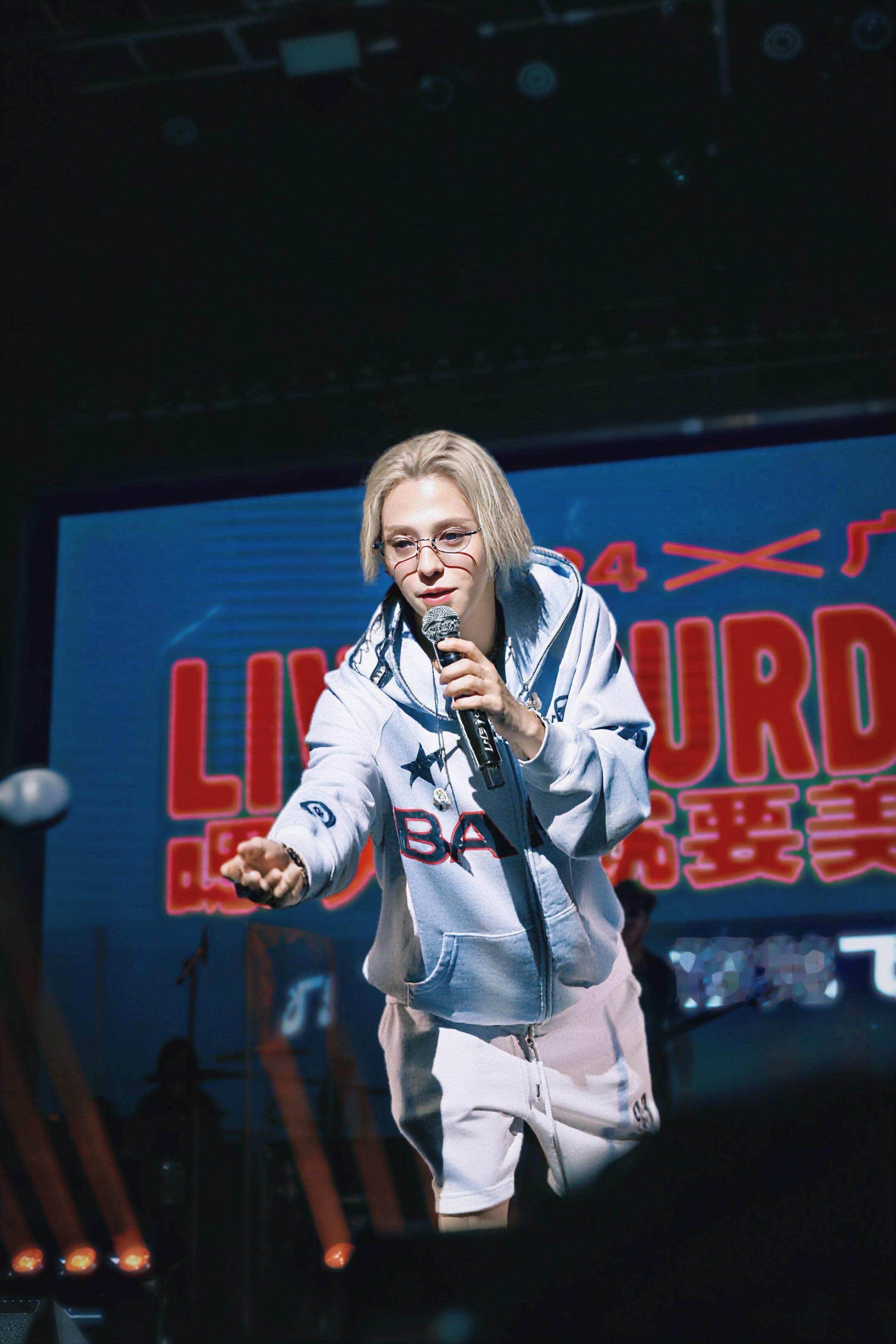 符龙飞巡演甜得冒泡符龙飞把我唱心动了 广州场的粉色瓦哥是限时返场的童话王子。他唱