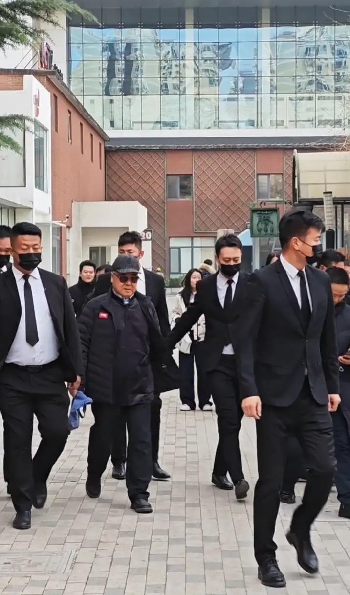 真正全面否定前三十年的旗手是谁？

莫言本人说得很清楚：“那个时代除了饥饿是真的