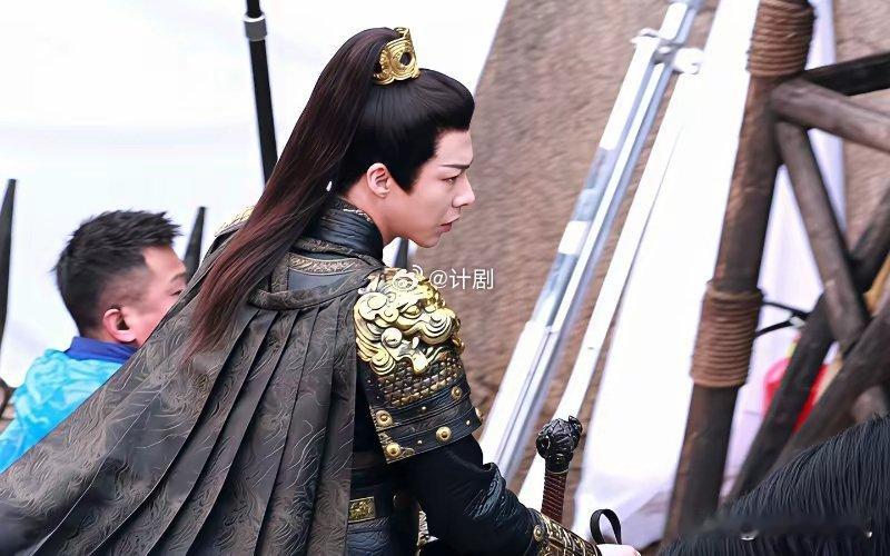 当下，明星除了肖战之外，就是刘宇宁最为抢手，凭借《折腰》和《书卷一梦》实现电视剧