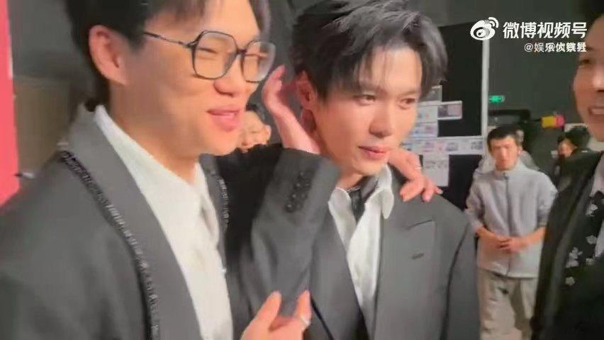 左凌峰掀桌了掀桌力度十足不愧是快乐源泉，左凌峰总决赛掀桌太有梗了，朋友们笑开花画