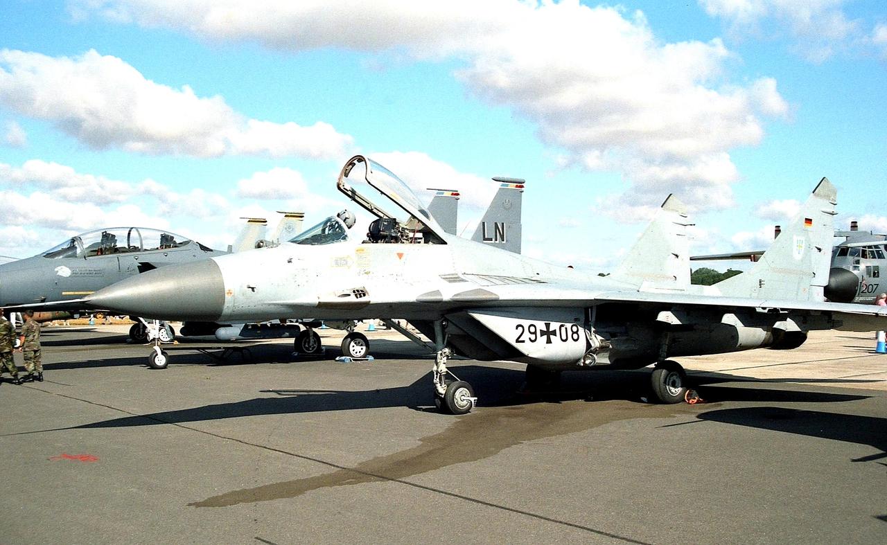 战机欣赏：分享一组东德空军米格-29战斗机照片。机身有灰色和迷彩两种涂装，照片拍