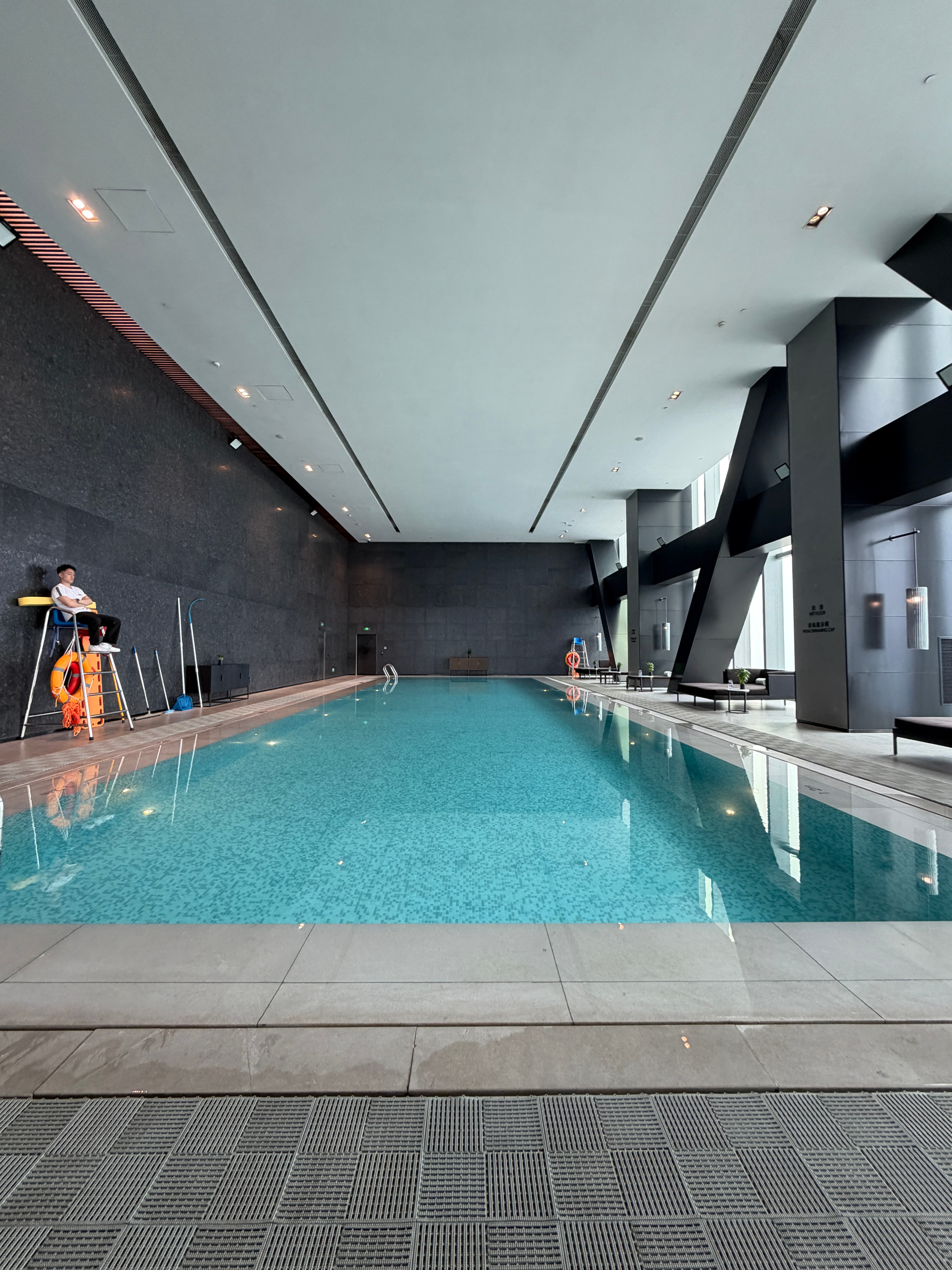 上周练了肩和手臂，好家伙，第二天起来疼到手抬不起来...甚至今天游泳拉伸，深处的