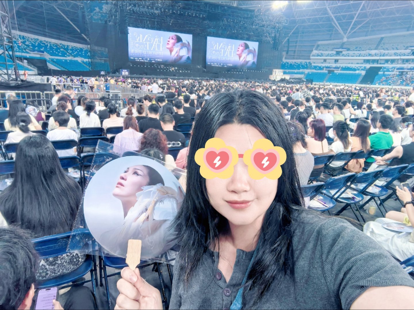 昨天的演唱会看得很开心，明天开始发视频，我一定要发好多条！ 