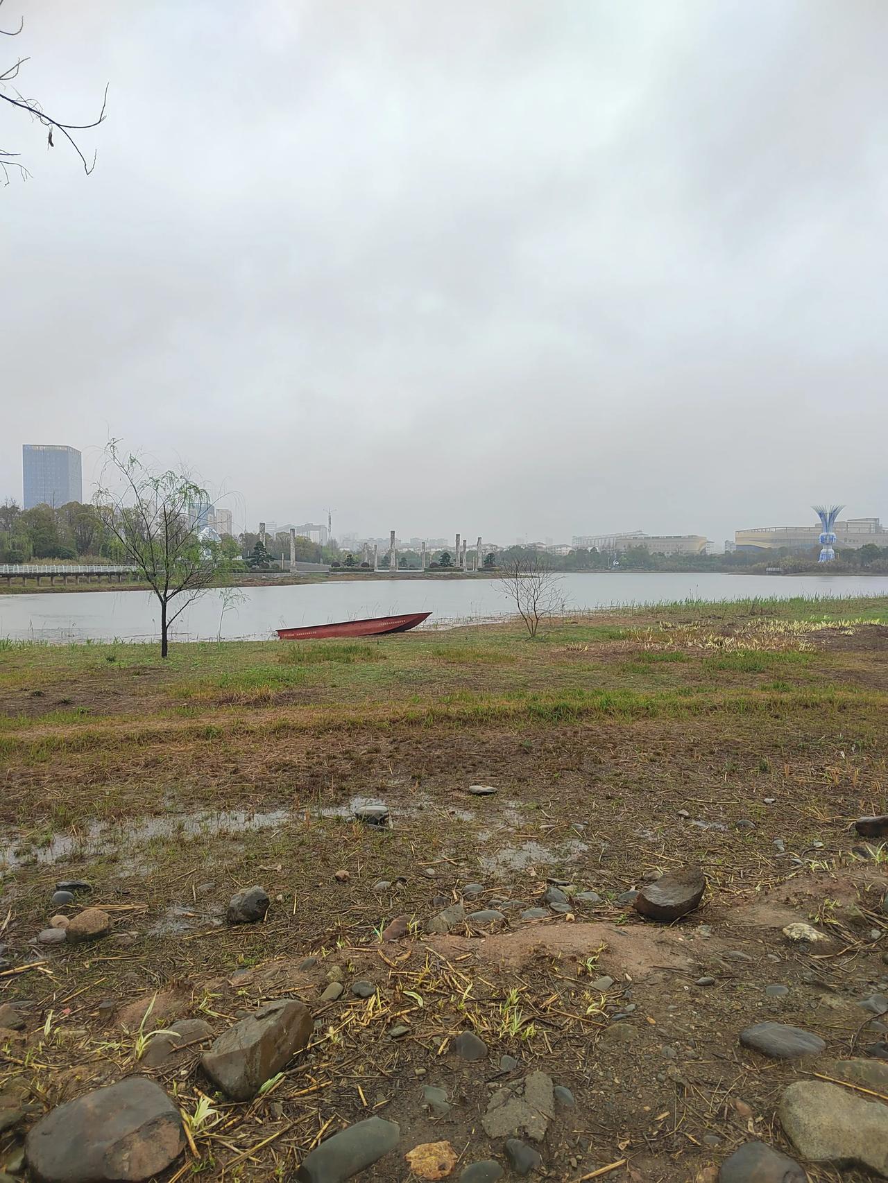 这一段时间，春雨连绵，但总的来说下得不是很大，所以湖水并不丰盈，依旧未走出枯水期