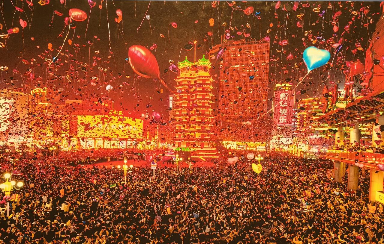 郑州市二七广场跨年夜的盛况。以后应该不会再有了。想当年这种跨年夜集体放气球的壮观