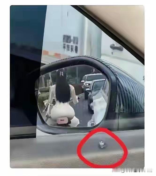 驾驶位，破了个洞，这可咋办？老司机们，支支招呗[比心][比心]
