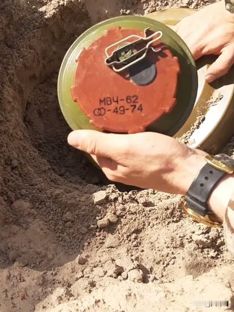 该雷采用金属铸造雷壳，整体结构紧凑，布设后隐蔽性强，适配人工、机械布雷车等多种布