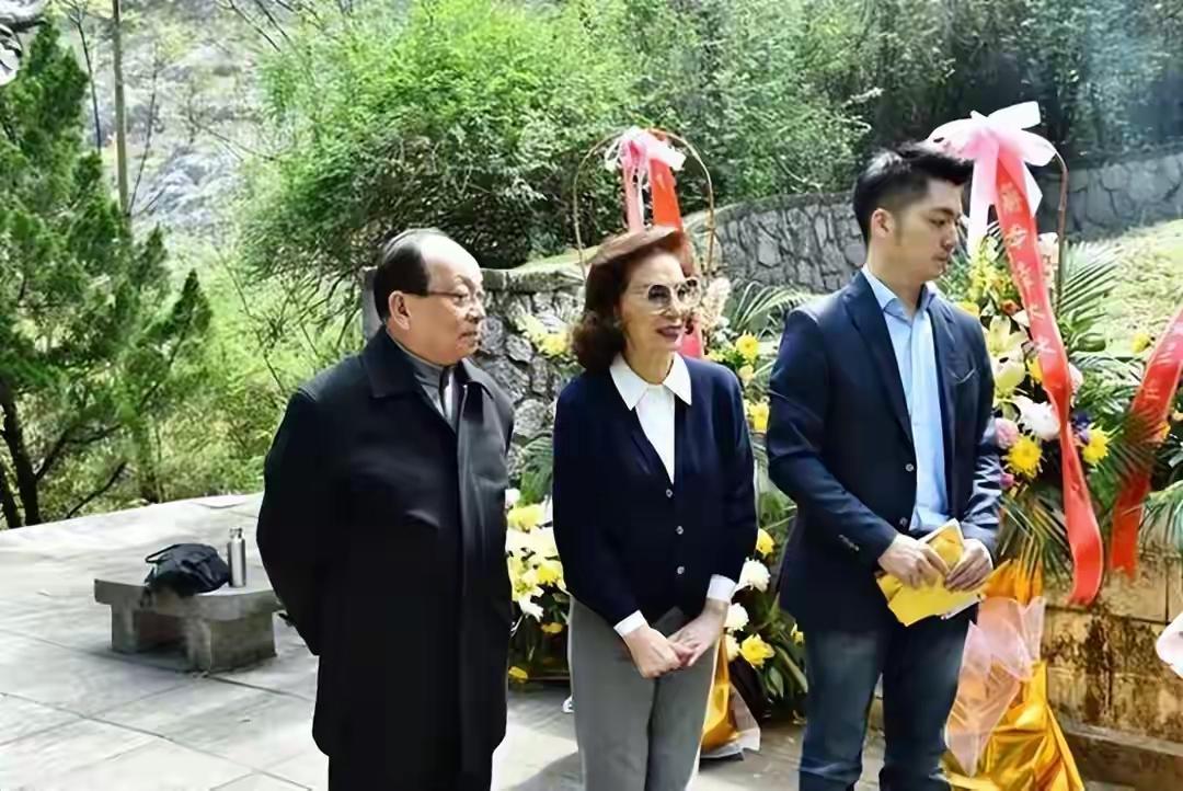 2017年蒋万安在父亲陪同下到桂林祭奠奶奶章亚若，那张合影背后藏着太多故事。19