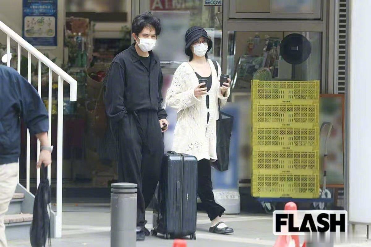 FRIDAY：池松壮亮＆河合优实交往两年半，同居生活中。二人相识契机是2022年