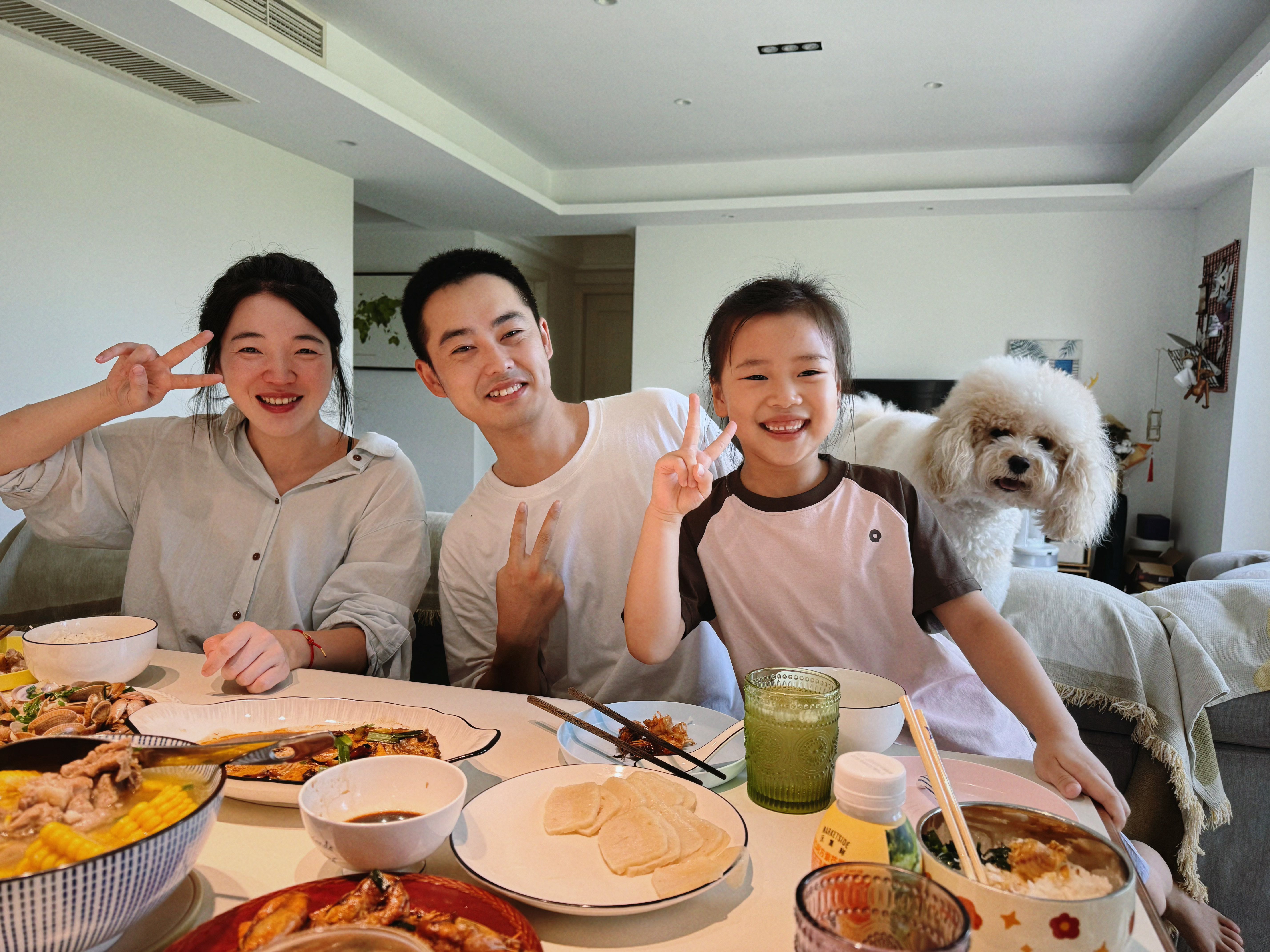 中午有客人老师新生家访间隙被我抓来家里吃饭了哈哈三年前乔妹刚上幼儿园，老师第一次