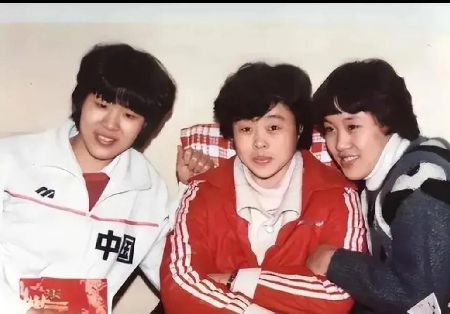 看20多岁时的郎平，孙晋芳多美，没有妆容，没有修饰，纯纯的自然美颜。青春就是美丽