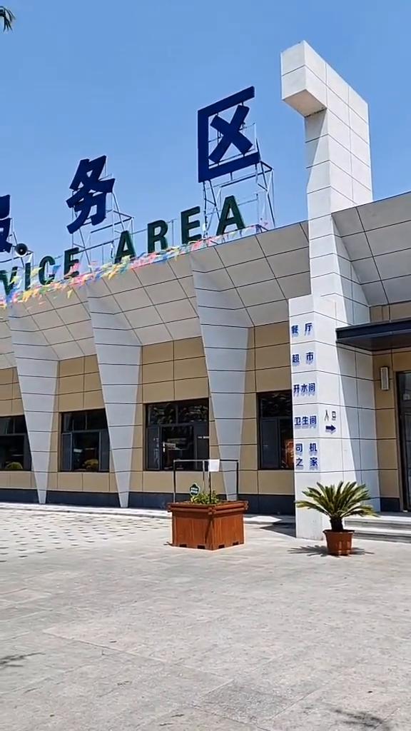 大地年轮一波浪谷景冈。
友友们大家好，新疆自驾中途第二站来到了陕西省的波浪谷，这