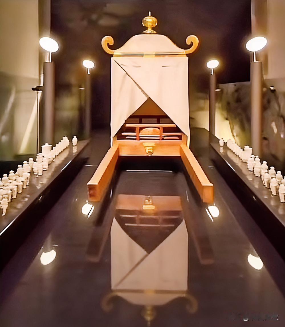 中国姑娘冒险拍摄靖国神社，
看这最最邪恶的“招魂车”。

木车覆着白布，
是招魂