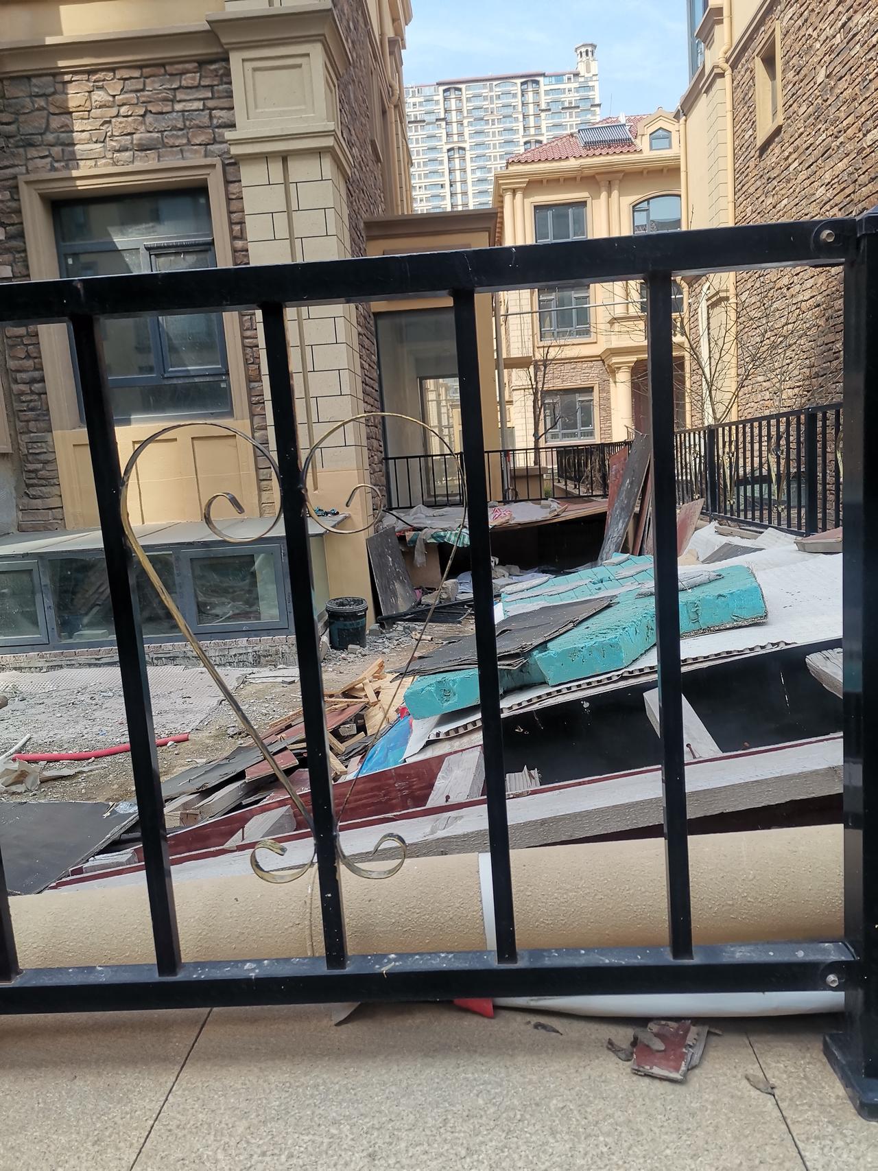 买别墅养狗？
    听说，德州奥特莱斯小区有人买别墅养狗，将信将疑，周末无事，