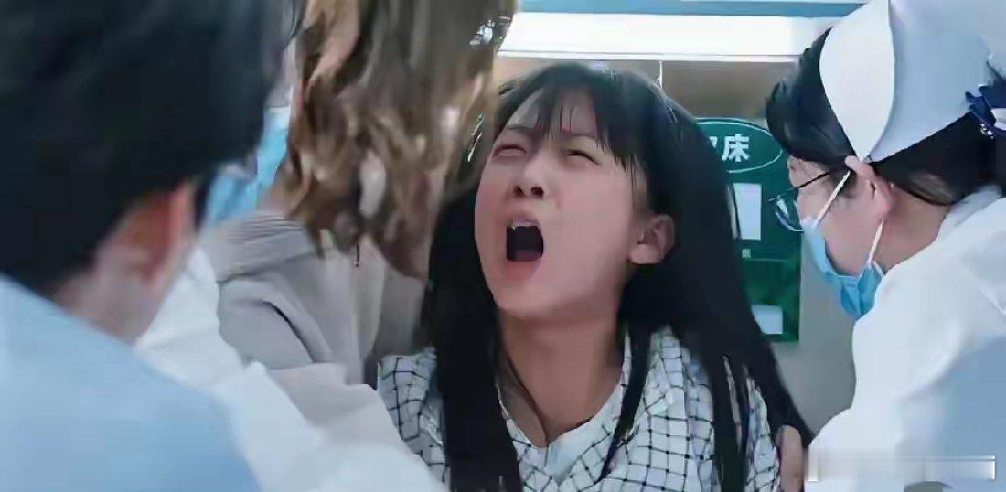 《大河之水》最心疼的一幕婉儿不想再承受治疗的痛苦，崩溃大哭，大喊大叫地阻拦护士给