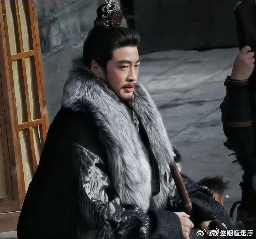 何与求何润东指点一二何与晒背肌求何润东指点简简单单的一次求教互动，直接衍生出岳父