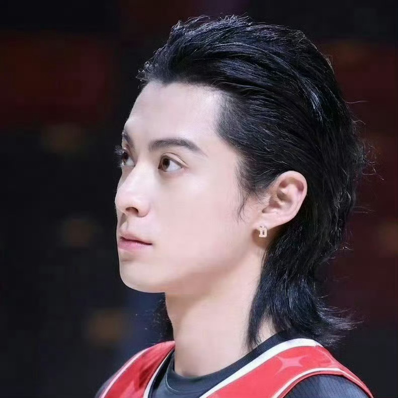 这个王鹤棣今年18吧 萌的嘞[酷]王鹤棣现身成都NBA聚星名人赛 ​​​