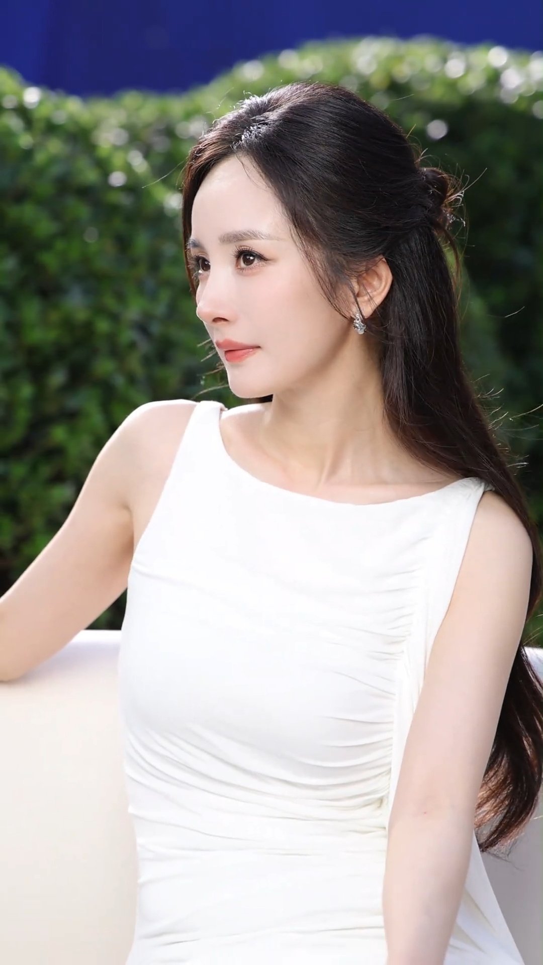 杨幂这个造型梦回夏晚晴杨幂[超话]温柔恬静又自带明艳气场，一看到这个模样，瞬间梦