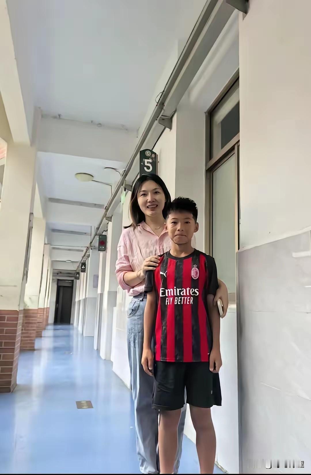 南京12岁空翻哥夺冠回国，

班主任一句话，看哭无数人！

这小孩火得不是没道理
