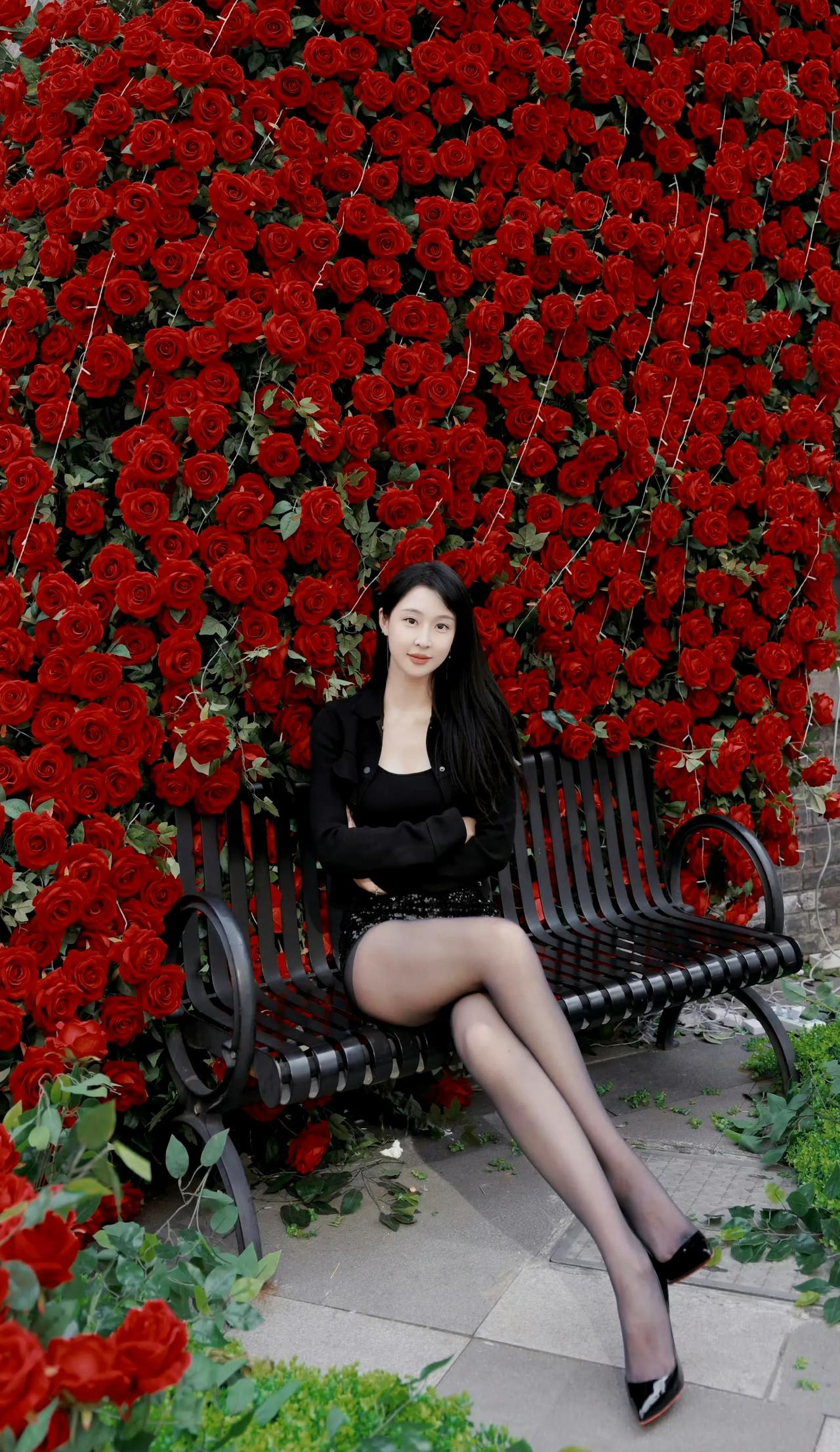 照片中的美女小姐姐是不是怎么看都像模特或者影视演员？但实际上她和这两个职业都不沾
