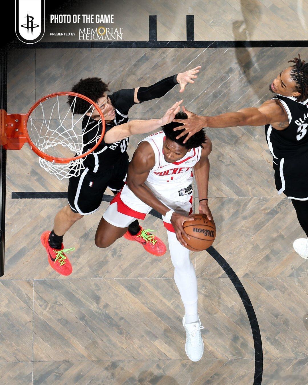 阿门本场表现：23分4篮板3助攻2抢断1盖帽投篮12中10三分3中2罚球1中1正