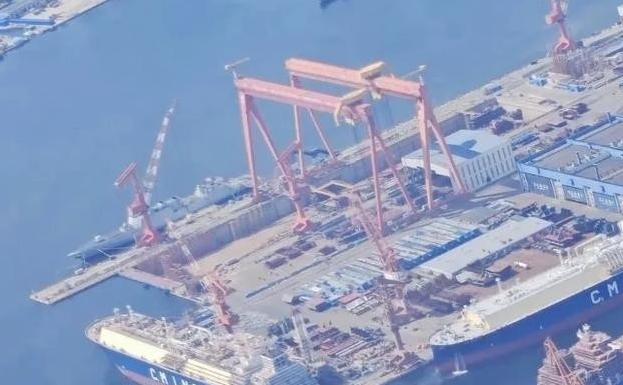 中国在等004、005航母，美国在等什么？当中国南北两大造船厂正热火朝天地拼装0